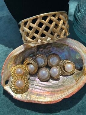Erwin Pearl gold tone cuff, Carolee pearl necklace, earrings Richelieu/carolee